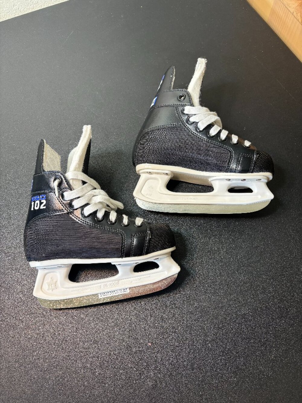 Youth CCM 102 Ice Hockey Skates size 11